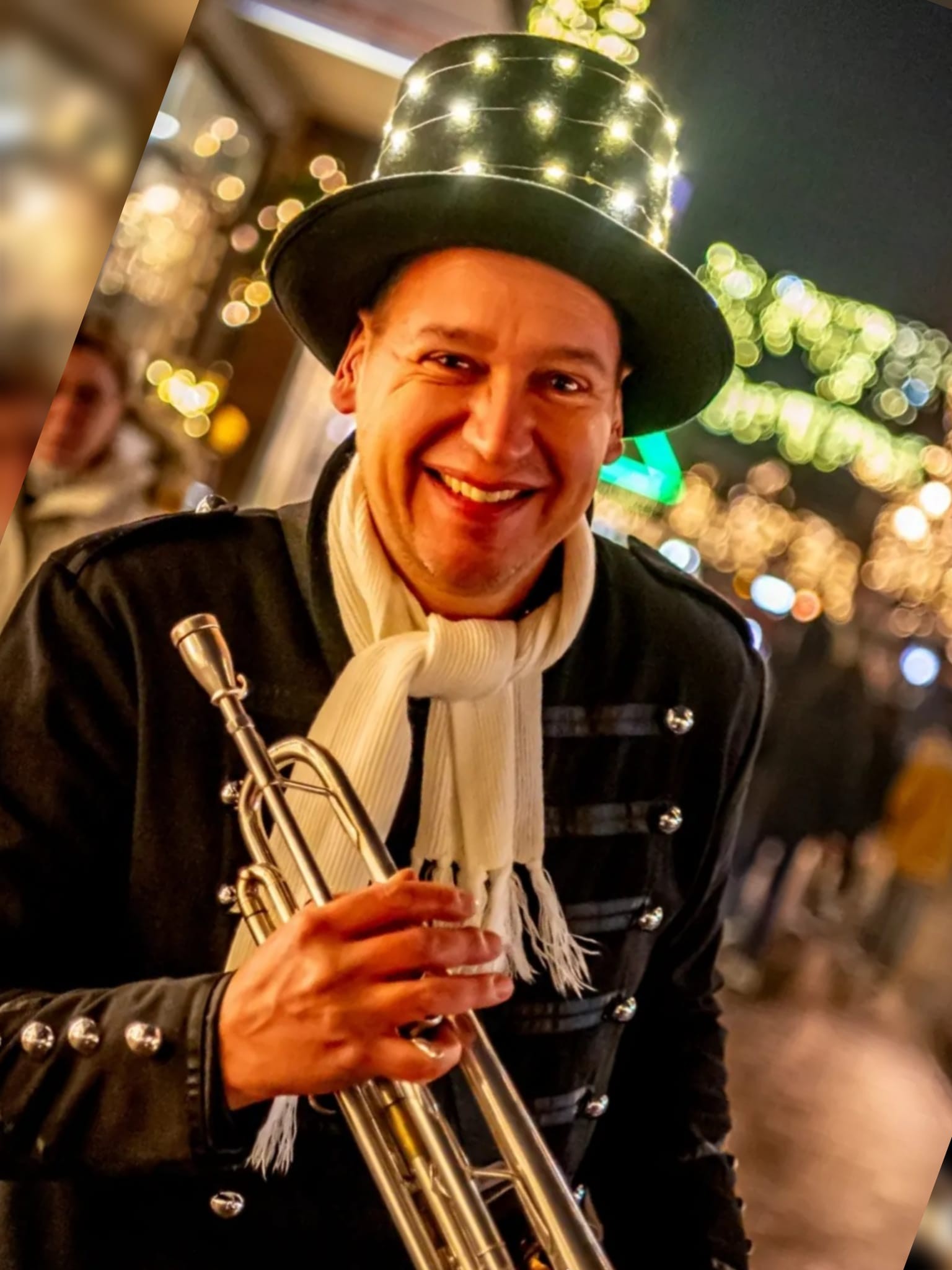 Trompettist op fiets © www.kerst-entertainers.nl