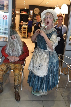 Vadertje Tijd en Moedertje Gwendolien Kerst act © www.funenpartymatch.nl