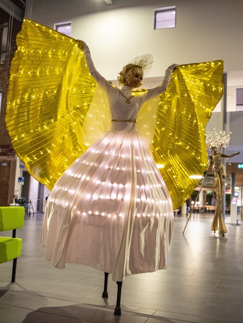 Steltloper Gouden Engel © www.kerst-entertainers.nl