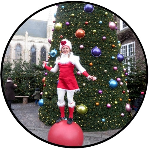 Kerst Acrobaat op bal © www.funenpartymatch.nl