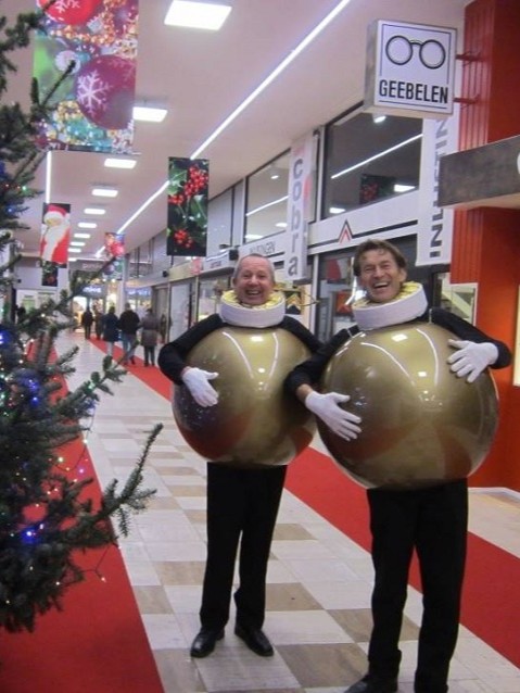 Kerstballen animatie act huurt u bij © www.kerst-entertainers.nl